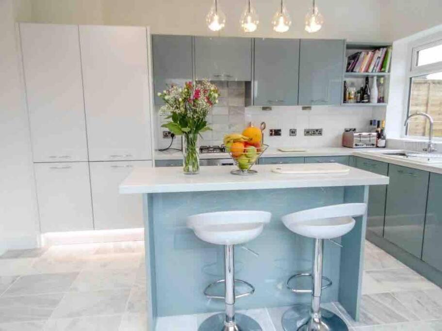 Spacious 4 Bed Rooms, Parking, Garden And Near Parks, Beaches And University Борнмът Екстериор снимка