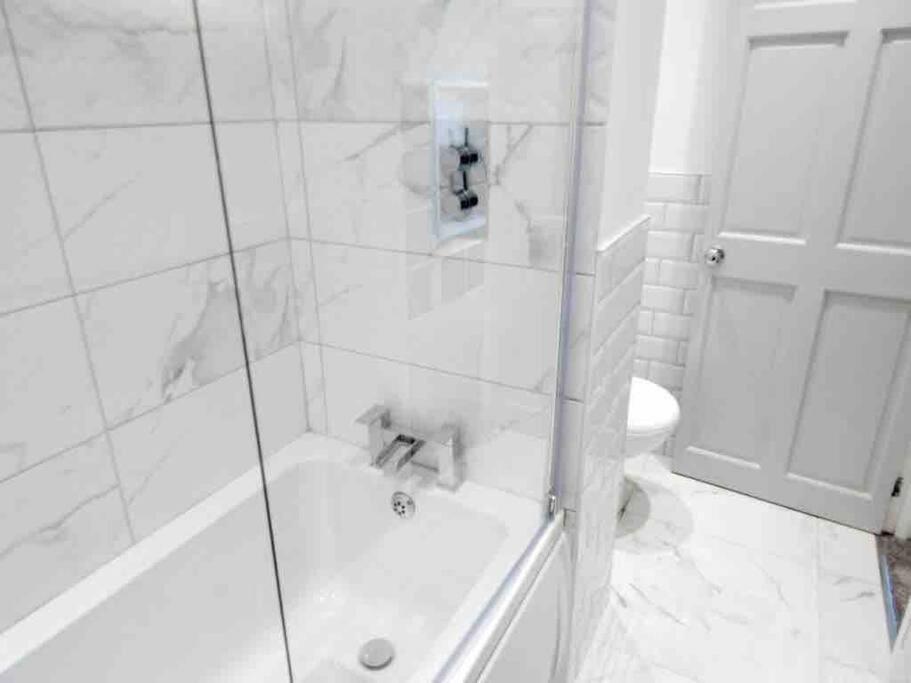 Spacious 4 Bed Rooms, Parking, Garden And Near Parks, Beaches And University Борнмът Екстериор снимка