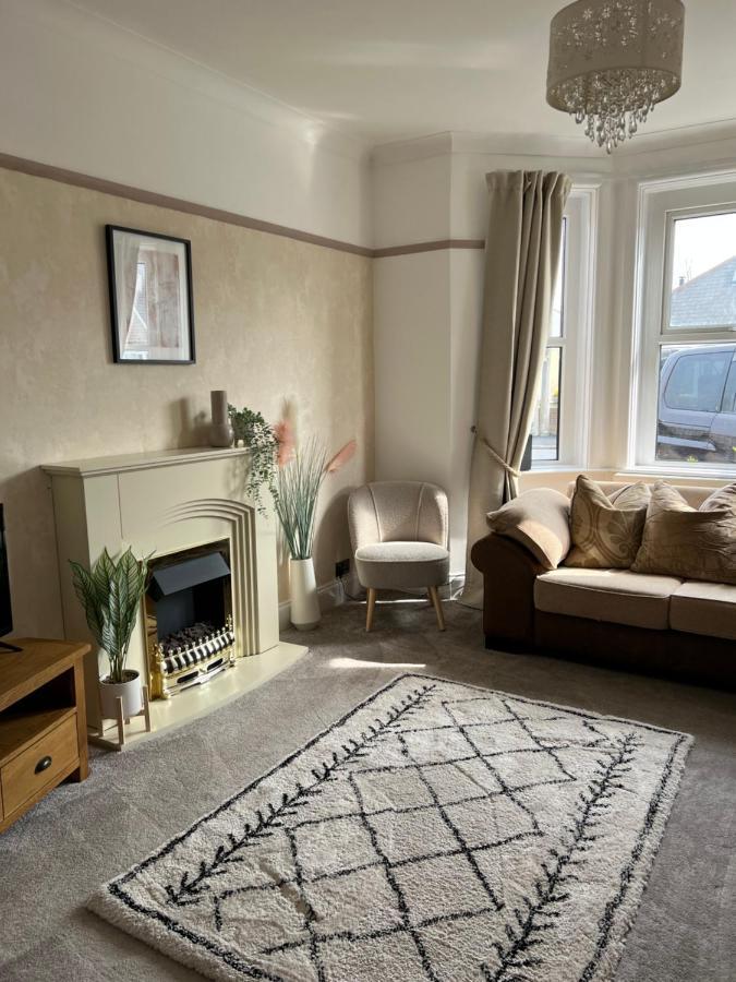 Spacious 4 Bed Rooms, Parking, Garden And Near Parks, Beaches And University Борнмът Екстериор снимка