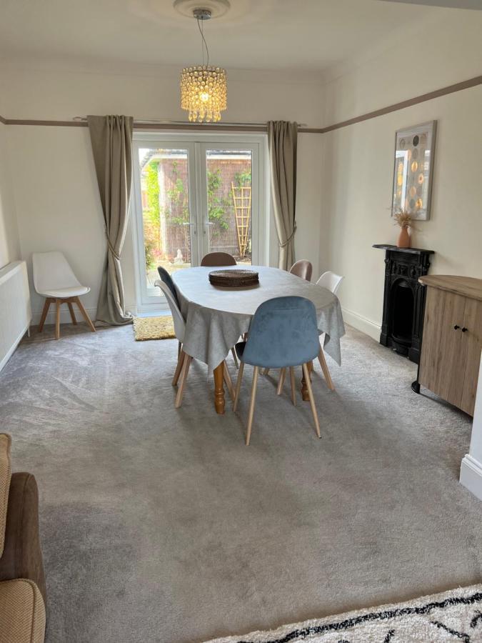 Spacious 4 Bed Rooms, Parking, Garden And Near Parks, Beaches And University Борнмът Екстериор снимка