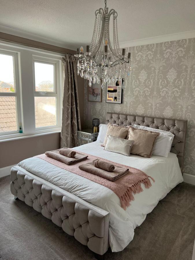 Spacious 4 Bed Rooms, Parking, Garden And Near Parks, Beaches And University Борнмът Екстериор снимка